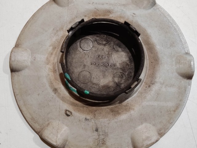 201200 Fiat Stilo 2001-2007 Felni közép kupak, a képen látható sérüléssel