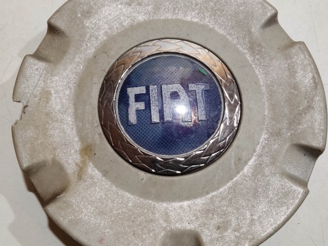 201201 Fiat Stilo 2001-2007 Felni közép kupak, a képen látható sérüléssel
