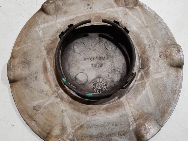 201201 Fiat Stilo 2001-2007 Felni közép kupak, a képen látható sérüléssel
