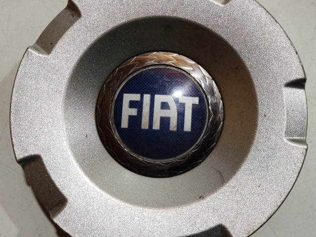 Fiat Felni közép kupak Használt  Ezüst  a képen látható sérüléssel
