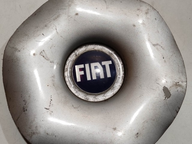 Fiat Felni közép kupak Használt  Ezüst  a képen látható sérüléssel