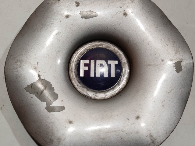 Fiat Felni közép kupak Használt  Ezüst  a képen látható sérüléssel