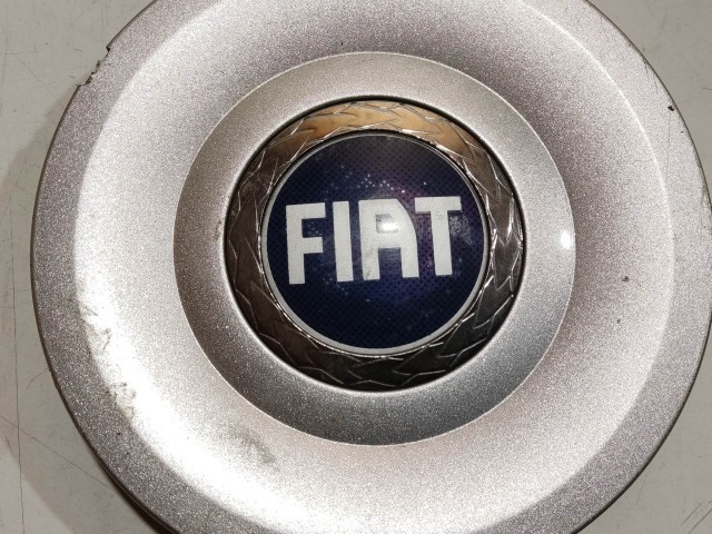 Fiat Felni közép kupak Használt  Ezüst  a képen látható sérüléssel