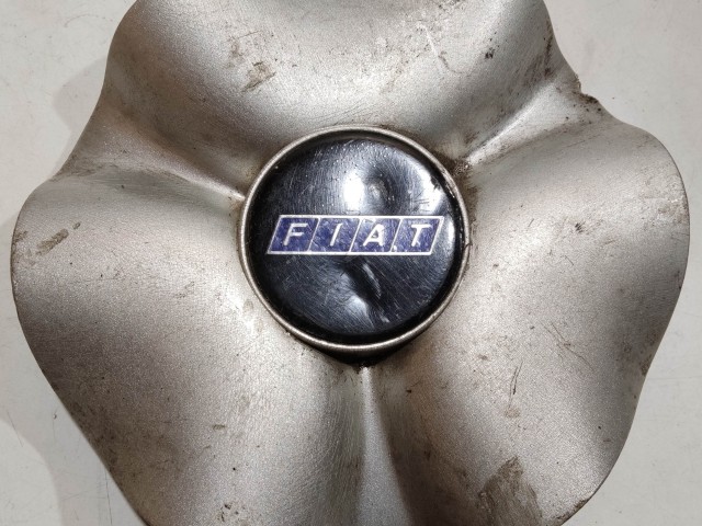 Fiat Felni közép kupak Használt  Ezüst, bordó felirat 
