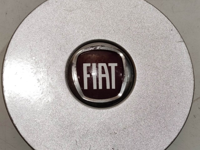 169265 Fiat Bravo 2007-2014 Felni közép kupak , a képen látható 2 rögzítő fűl töréssel!!!!!