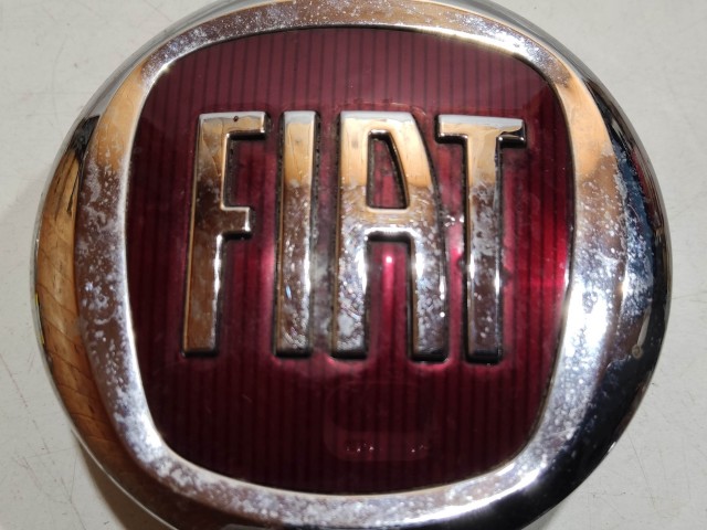 201310 Fiat Freemon Felni közép kupak, a képen látható sérüléssel K68088547AA