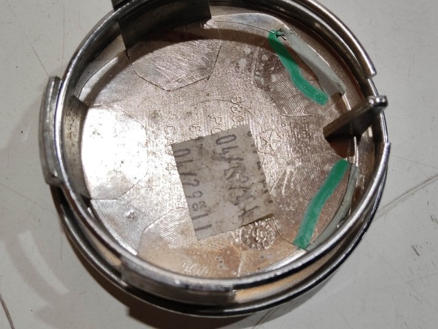 201310 Fiat Freemon Felni közép kupak, a képen látható sérüléssel K68088547AA