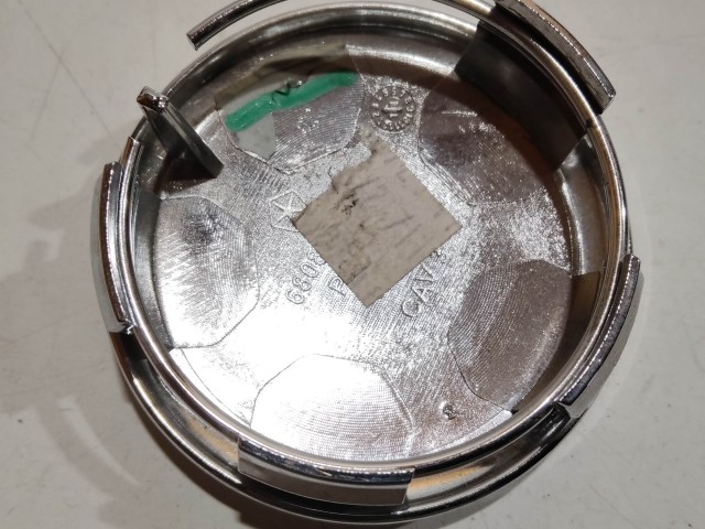 201311 Fiat Freemon Felni közép kupak, a képen látható sérüléssel K68088547AA