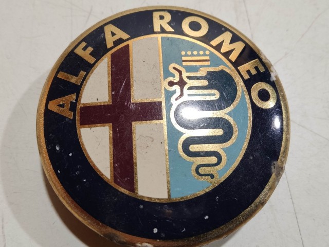 201405 Alfa Romeo 147, 156, 166, Gt felni közép kupak, átmérő 50 mm, a képen látható állapotban