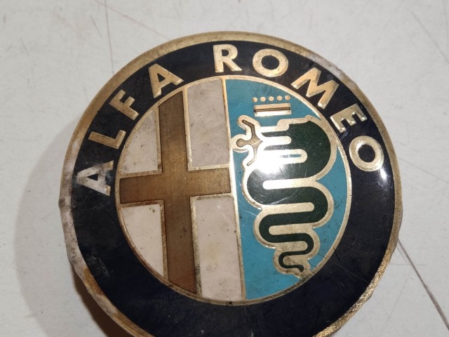 201406 Alfa Romeo 147, 156, 166, Gt felni közép kupak, átmérő 50 mm, a képen látható állapotban