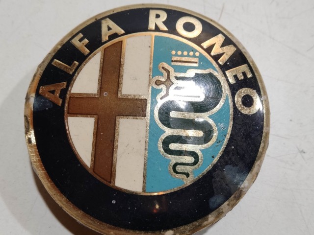 201407 Alfa Romeo 147, 156, 166, Gt felni közép kupak, átmérő 50 mm, a képen látható állapotban