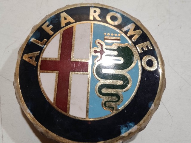 201408 Alfa Romeo 147, 156, 166, Gt felni közép kupak, átmérő 50 mm, a képen látható állapotban