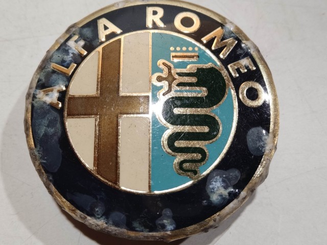 201409 Alfa Romeo 147, 156, 166, Gt felni közép kupak, átmérő 50 mm, a képen látható állapotban