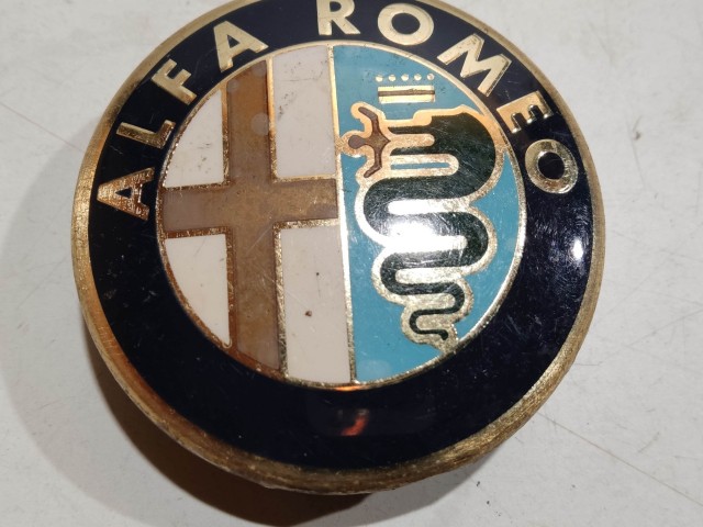 201410 Alfa Romeo 145,146, 147,156,166,Gt alufelni közép kupak a képen látható állapotban