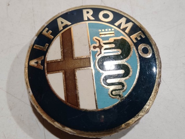 201413 Alfa Romeo 145,146, 147,156,166,Gt alufelni közép kupak a képen látható állapotban