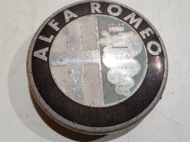 201414 Alfa Romeo 145,146, 147,156,166,Gt alufelni közép kupak a képen látható állapotban
