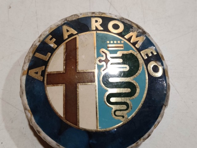 201417 Alfa Romeo 145,146, 147,156,166,Gt alufelni közép kupak a képen látható állapotban