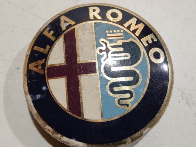 201424 Alfa Romeo 145,146, 147,156,166,Gt alufelni közép kupak a képen látható állapotban
