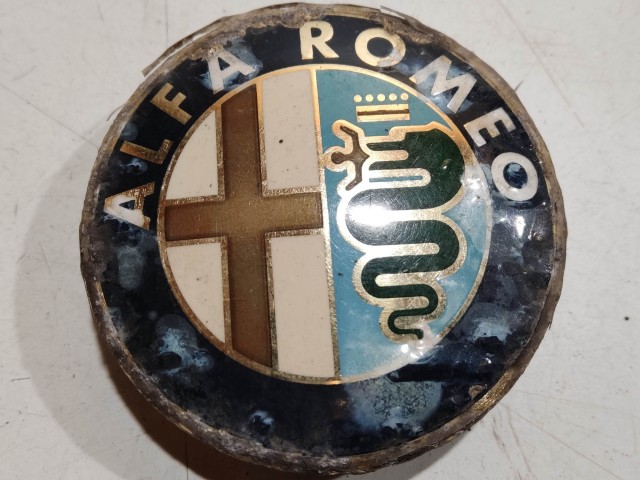 201426 Alfa Romeo 147, 156, 166, Gt felni közép kupak, átmérő 50 mm, képen látható állapotban  