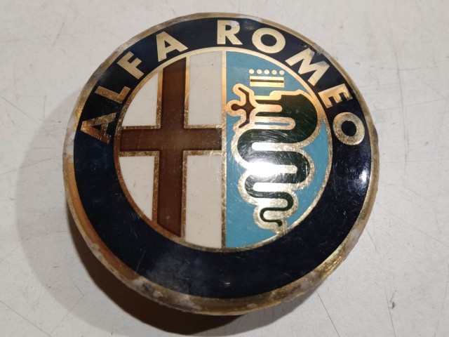 201429 Alfa Romeo 147, 156, 166, Gt felni közép kupak, átmérő 50 mm, képen látható állapotban  