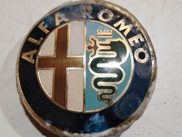 201432 Alfa Romeo 147, 156, 166, Gt felni közép kupak, átmérő 50 mm, képen látható állapotban  