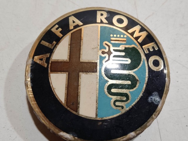 201433 Alfa Romeo 147, 156, 166, Gt felni közép kupak, átmérő 50 mm, képen látható állapotban  