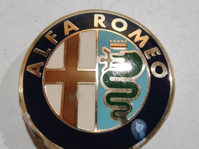 201434 Alfa Romeo 147, 156, 166, Gt felni közép kupak, átmérő 50 mm, képen látható állapotban  