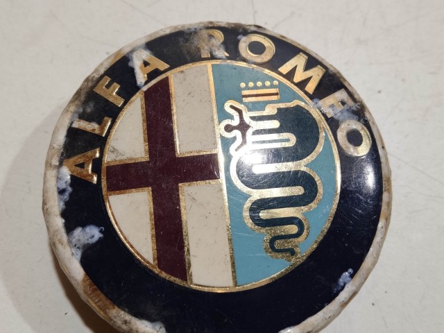 201436 Alfa Romeo 147, 156, 166, Gt felni közép kupak, átmérő 50 mm, képen látható állapotban  