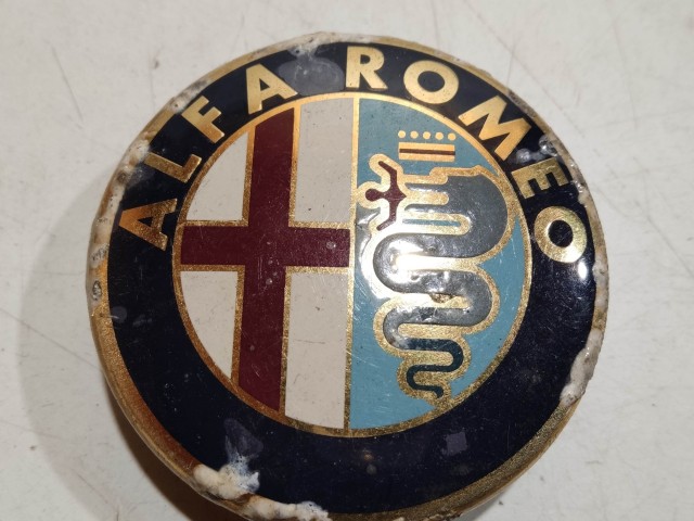 201437 Alfa Romeo 147, 156, 166, Gt felni közép kupak, átmérő 50 mm, képen látható állapotban  