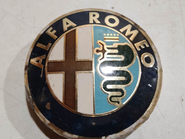 201439 Alfa Romeo 147, 156, 166, Gt felni közép kupak, átmérő 50 mm, képen látható állapotban  