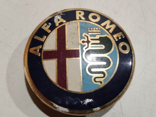 201440 Alfa Romeo 147, 156, 166, Gt felni közép kupak, átmérő 50 mm, képen látható állapotban  