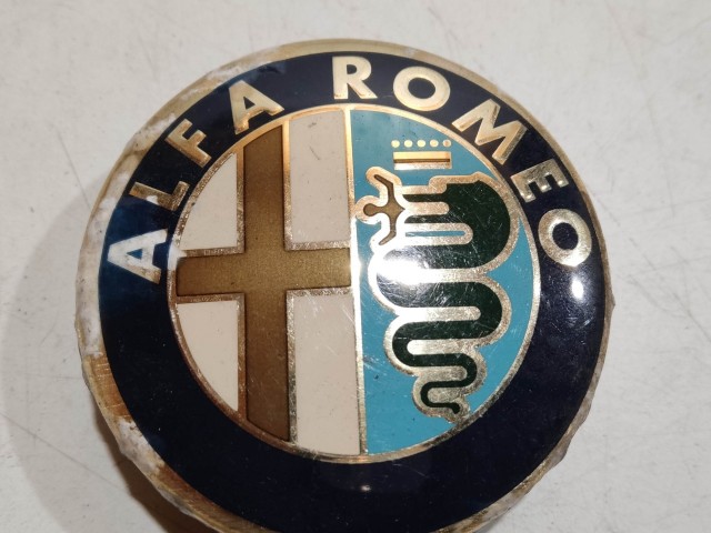 201444 Alfa Romeo 147, 156, 166, Gt felni közép kupak, átmérő 50 mm, képen látható állapotban 