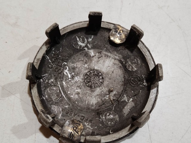 201444 Alfa Romeo 147, 156, 166, Gt felni közép kupak, átmérő 50 mm, képen látható állapotban 