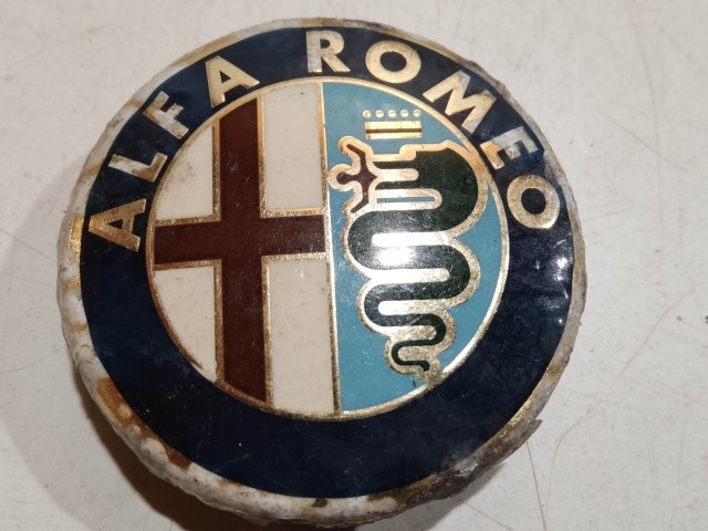 201447 Alfa Romeo 147, 156, 166, Gt felni közép kupak, átmérő 50 mm, képen látható állapotban