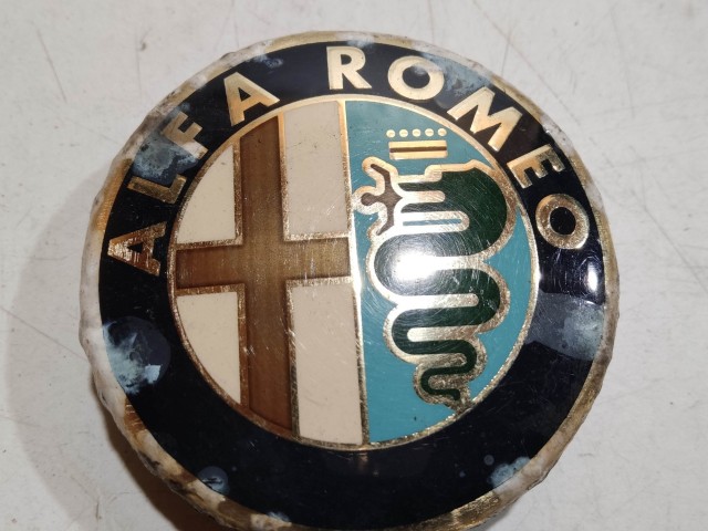 201448 Alfa Romeo 147, 156, 166, Gt felni közép kupak, átmérő 50 mm, képen látható állapotban