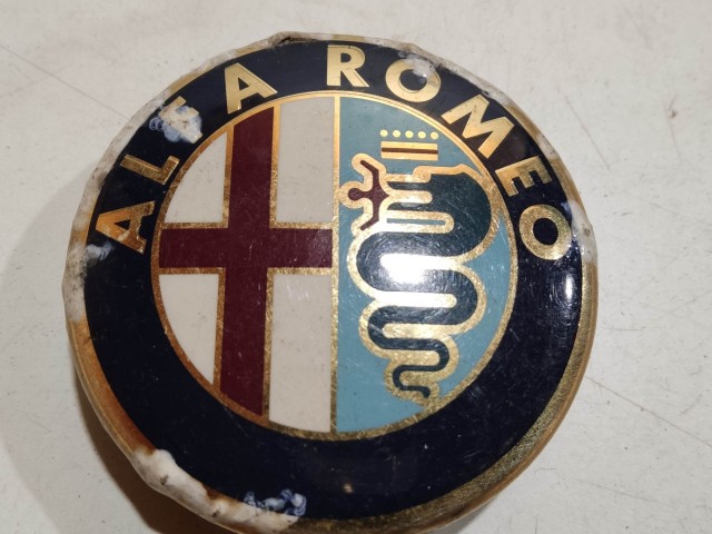 201449 Alfa Romeo 147, 156, 166, Gt felni közép kupak, átmérő 50 mm, képen látható állapotban