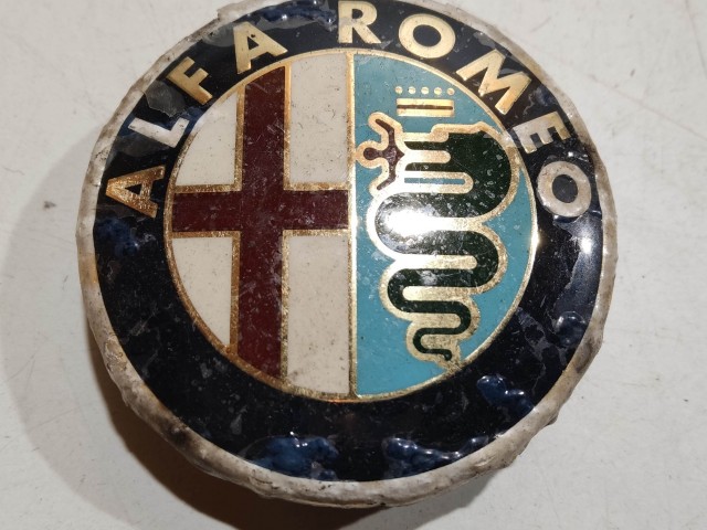 201450 Alfa Romeo 147, 156, 166, Gt felni közép kupak, átmérő 50 mm, képen látható állapotban