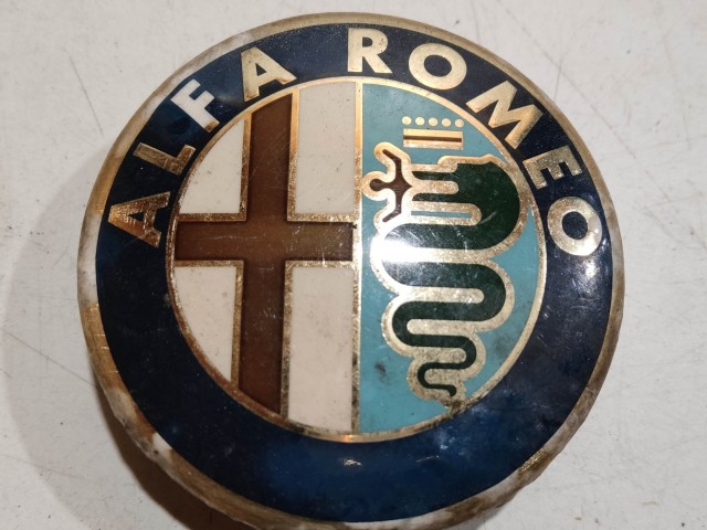 201451 Alfa Romeo 147, 156, 166, Gt felni közép kupak, átmérő 50 mm, képen látható állapotban