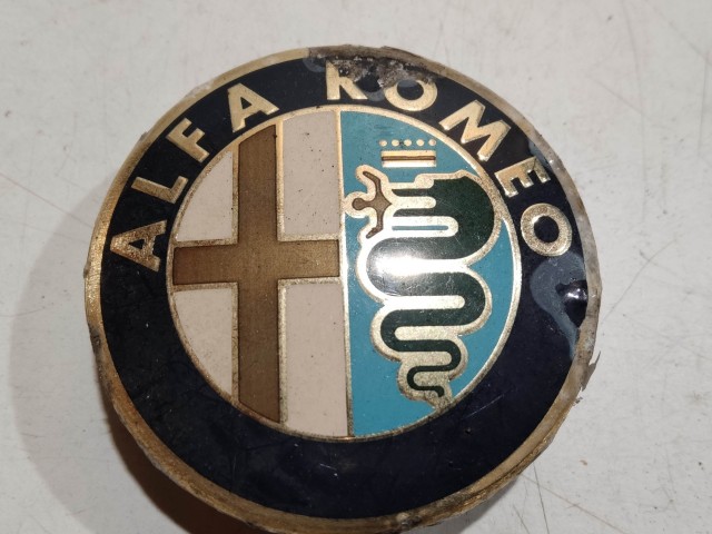 201452 Alfa Romeo 147, 156, 166, Gt felni közép kupak, átmérő 50 mm, képen látható állapotban