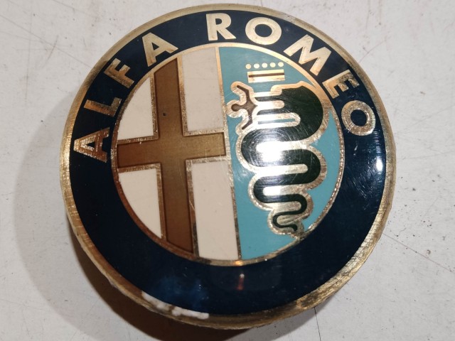 201453 Alfa Romeo 147, 156, 166, Gt felni közép kupak, átmérő 50 mm, képen látható állapotban