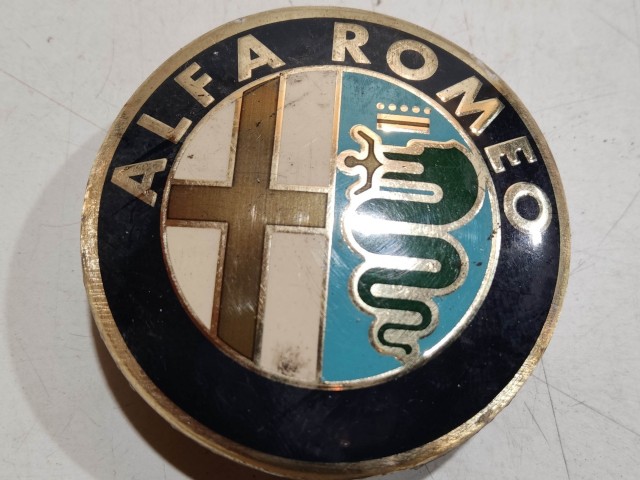 201456 Alfa Romeo 147, 156, 166, Gt felni közép kupak, átmérő 50 mm, képen látható állapotban