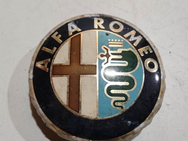 201461 Alfa Romeo 147, 156, 166, Gt felni közép kupak, átmérő 50 mm, képen látható állapotban