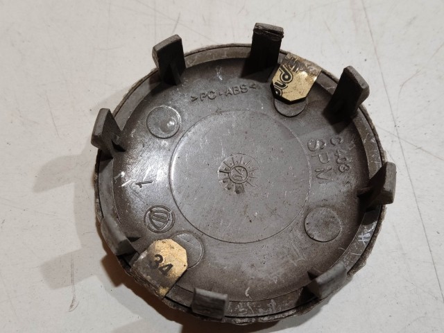 201461 Alfa Romeo 147, 156, 166, Gt felni közép kupak, átmérő 50 mm, képen látható állapotban