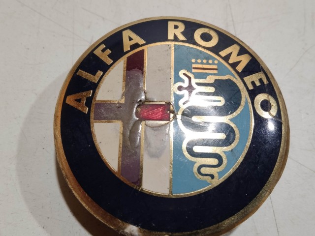 201464 Alfa Romeo 147, 156, 166, Gt felni közép kupak, átmérő 50 mm, képen látható állapotban