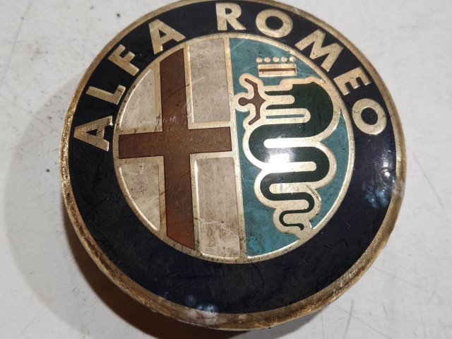 201465 Alfa Romeo 147, 156, 166, Gt felni közép kupak, átmérő 50 mm, képen látható állapotban