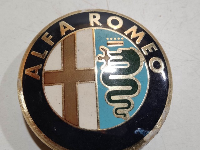 201466 Alfa Romeo 147, 156, 166, Gt felni közép kupak, átmérő 50 mm, képen látható állapotban