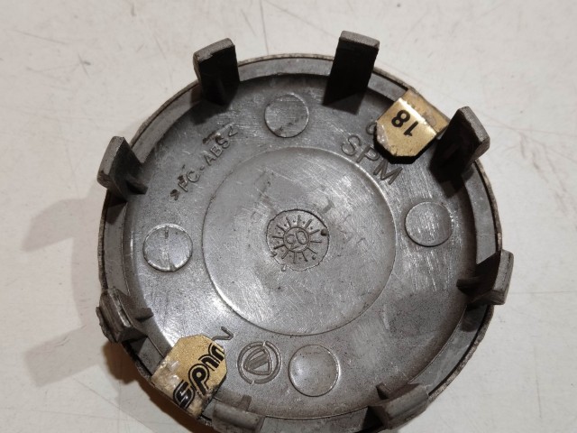 201466 Alfa Romeo 147, 156, 166, Gt felni közép kupak, átmérő 50 mm, képen látható állapotban