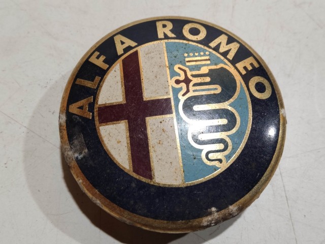 201469 Alfa Romeo 147, 156, 166, Gt felni közép kupak, átmérő 50 mm, képen látható állapotban