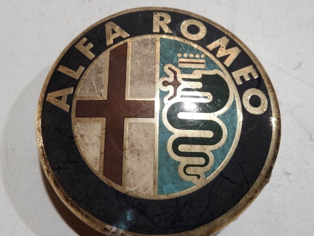 201470 Alfa Romeo 147, 156, 166, Gt felni közép kupak, átmérő 50 mm, képen látható állapotban