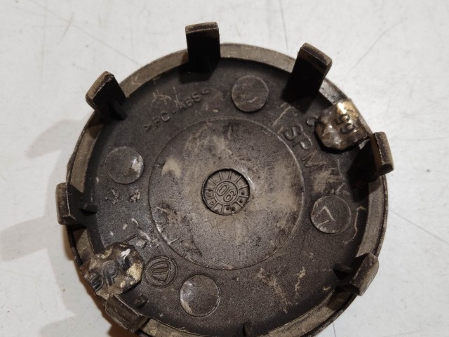 201470 Alfa Romeo 147, 156, 166, Gt felni közép kupak, átmérő 50 mm, képen látható állapotban